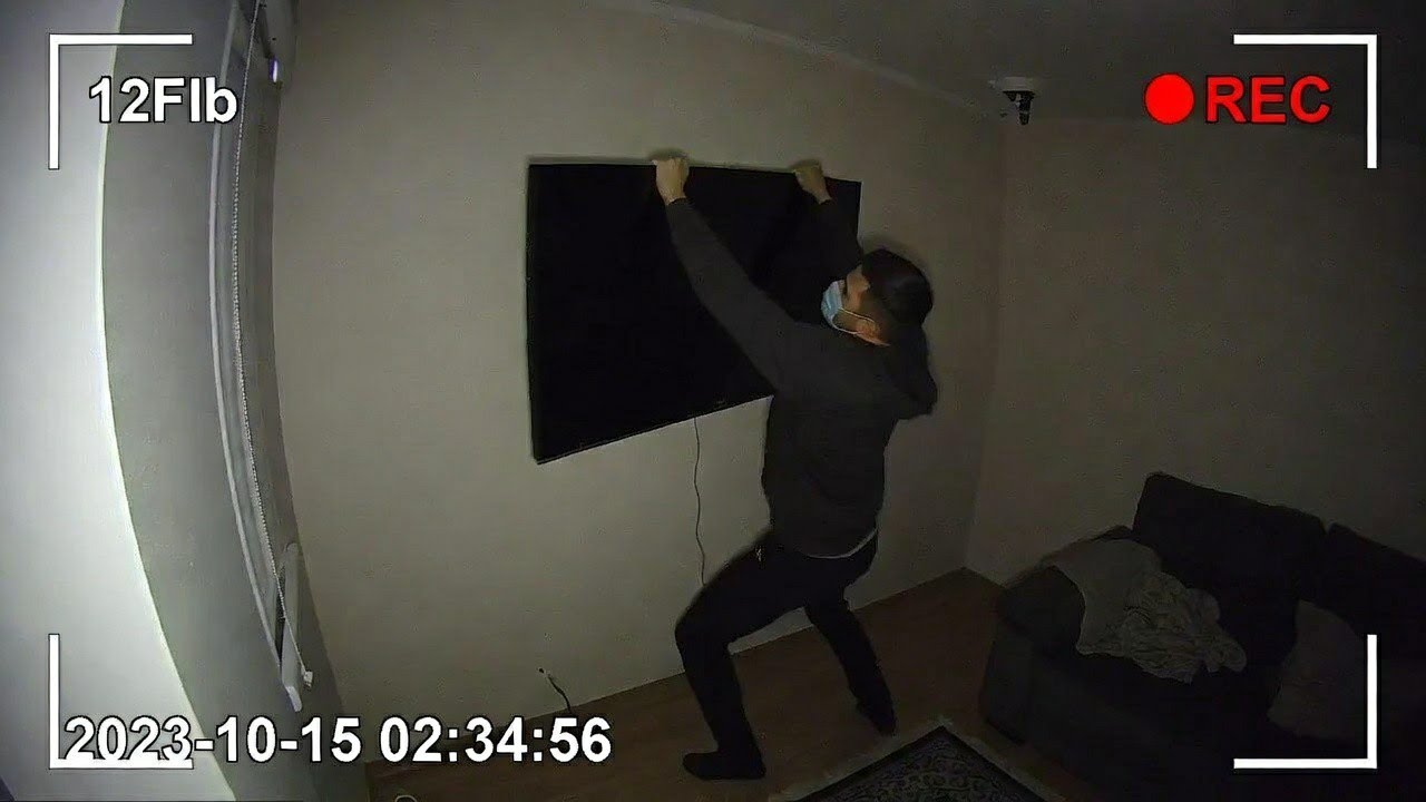 Thief’s Weird Activity Caught on CCTV Footage!