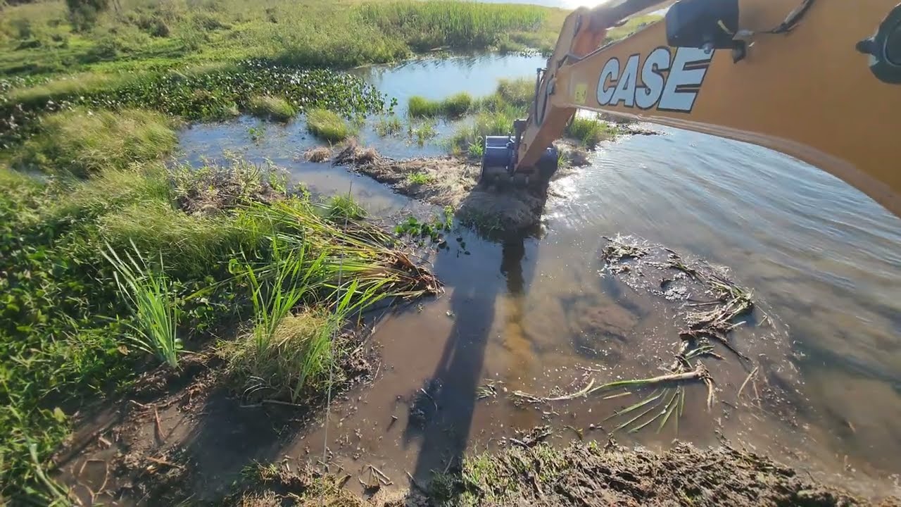 LIMPANDO  REPRESA // Escavadeira hidráulica case cx 130c 