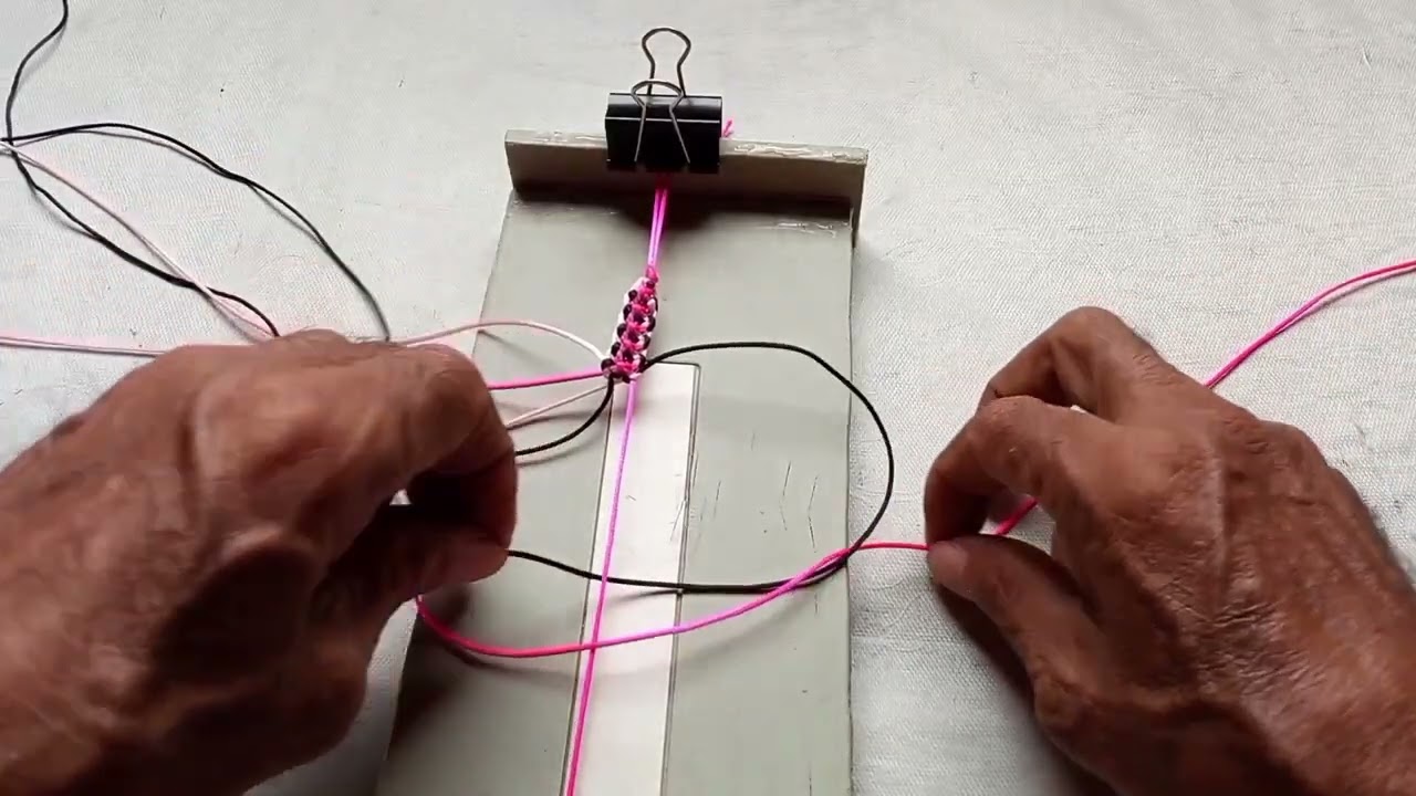  pulseira macramé no quadrado em duas cores 