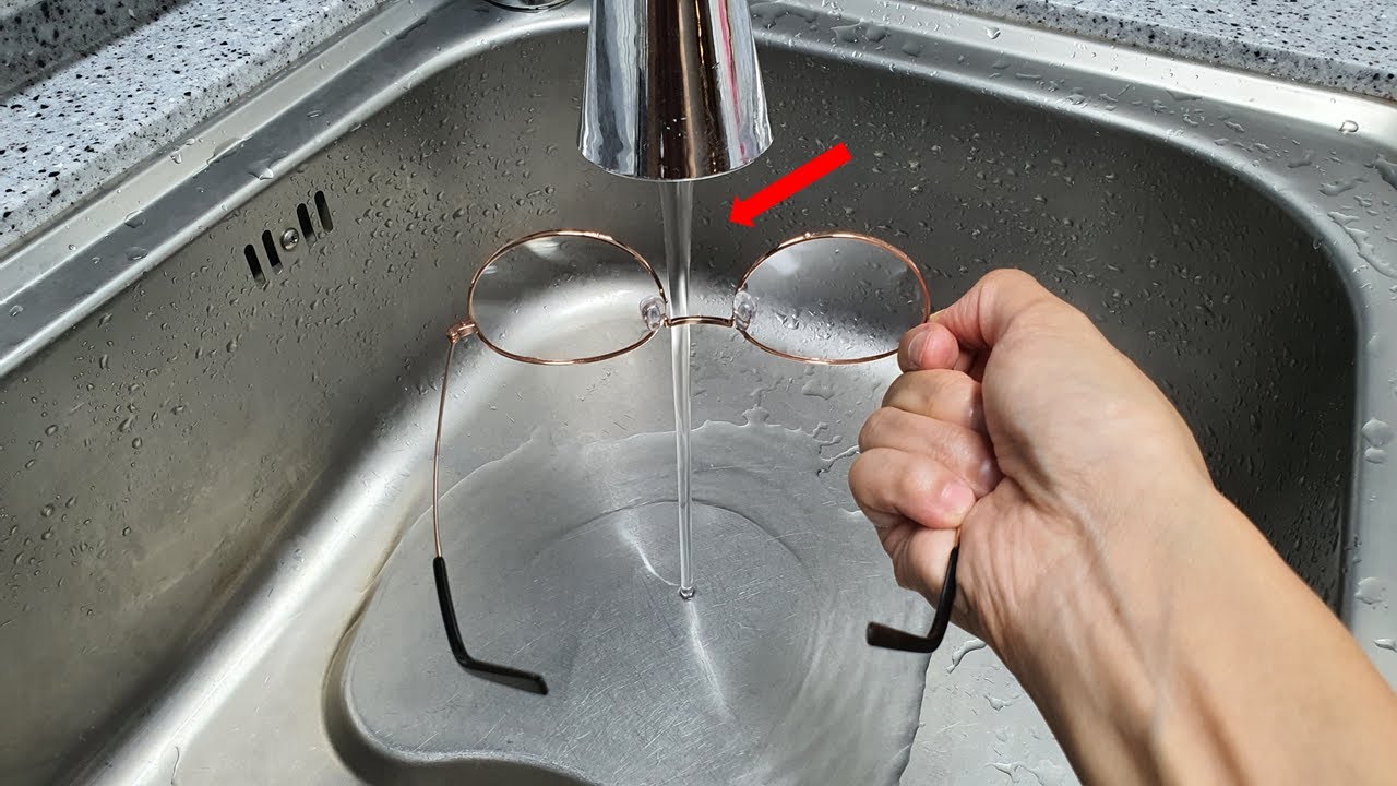 안경을 부엌에 1분만 들고 서 있으면 온 세상이 밝아집니다. glasses