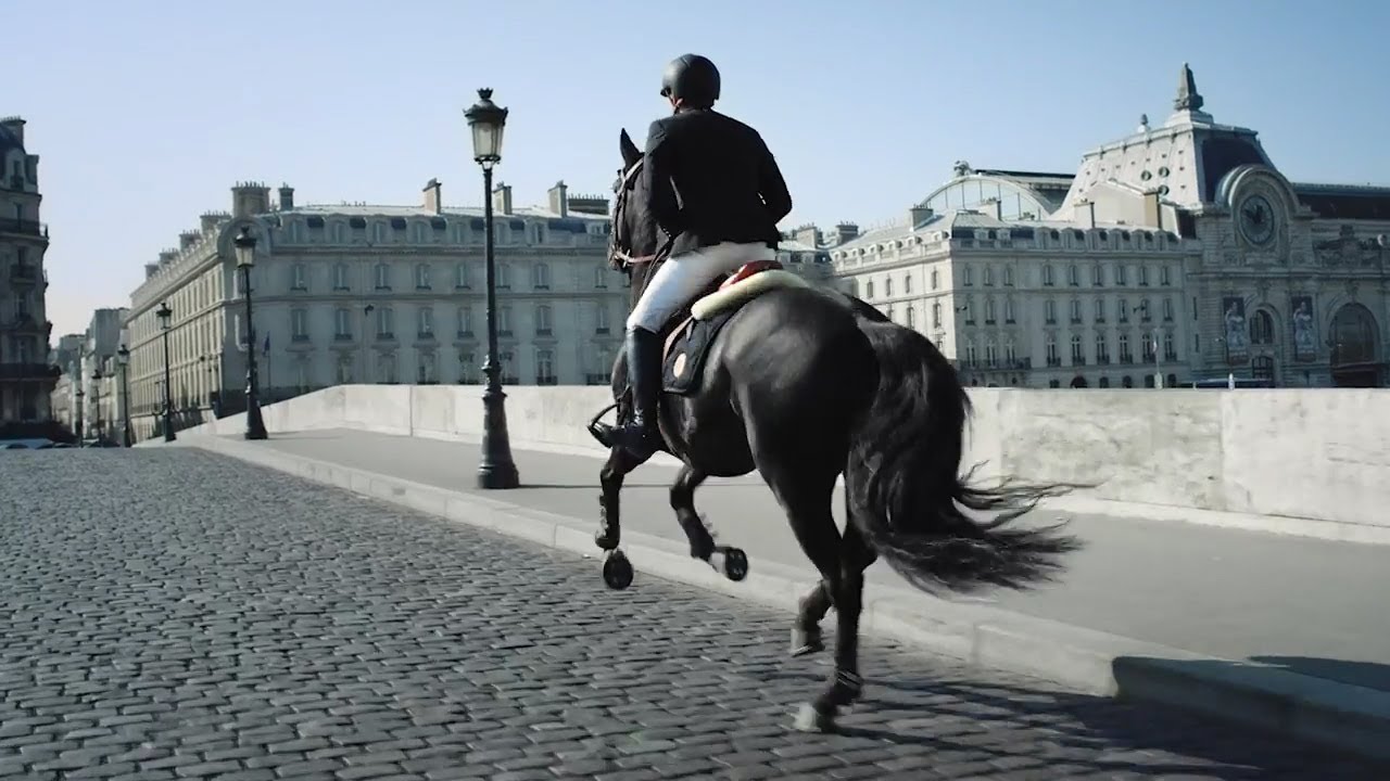 Hermès: Un cheval dans la ville
