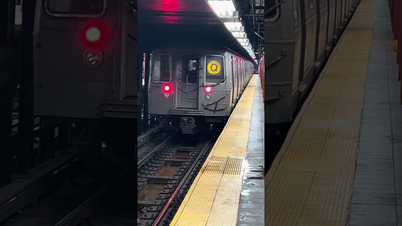 NYC Subway: (Q) Train Action via Montague/Whitehall St at Cortlandt St (R46, R68, R68A)