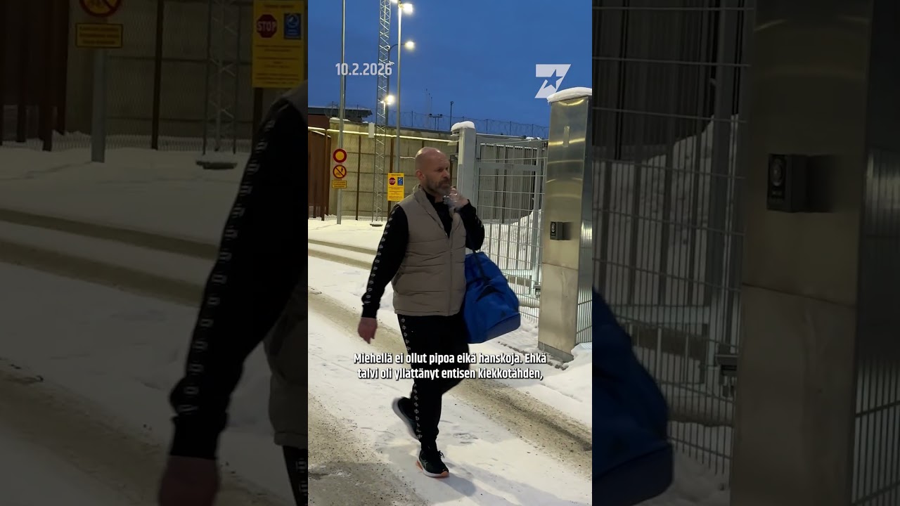 Jere Karalahti asteli ulos tutkintavankeudesta sangen kevyissä kamppeissa.