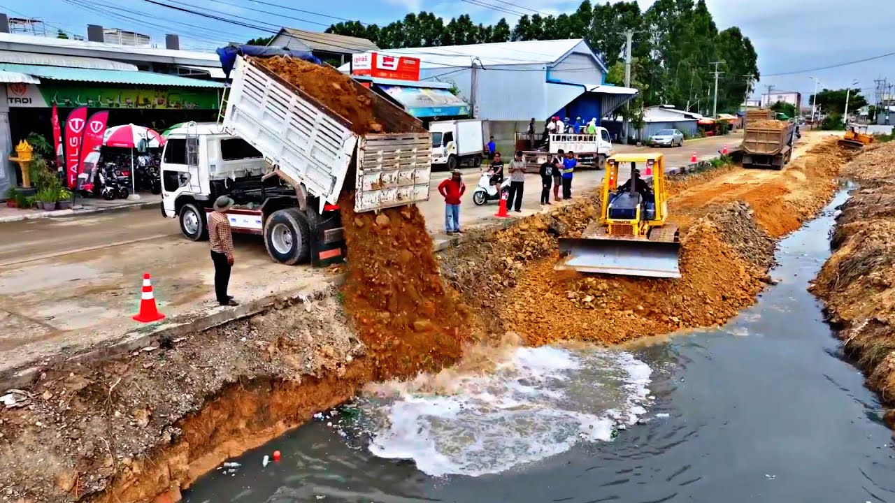 It's amazing how many experts are working to fill the land and clear the canals to build the road 