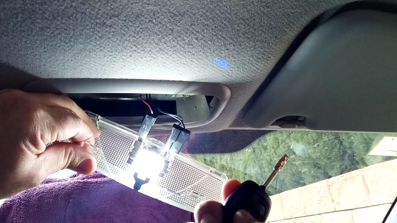 ¿SE QUEDA ENCENDIDA TENUE, LA LUZ LED DEL INTERIOR DEL AUTO??