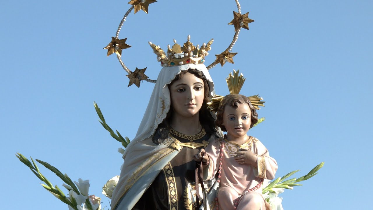 Marea de devoción en la Almadraba por la Virgen del Carmen