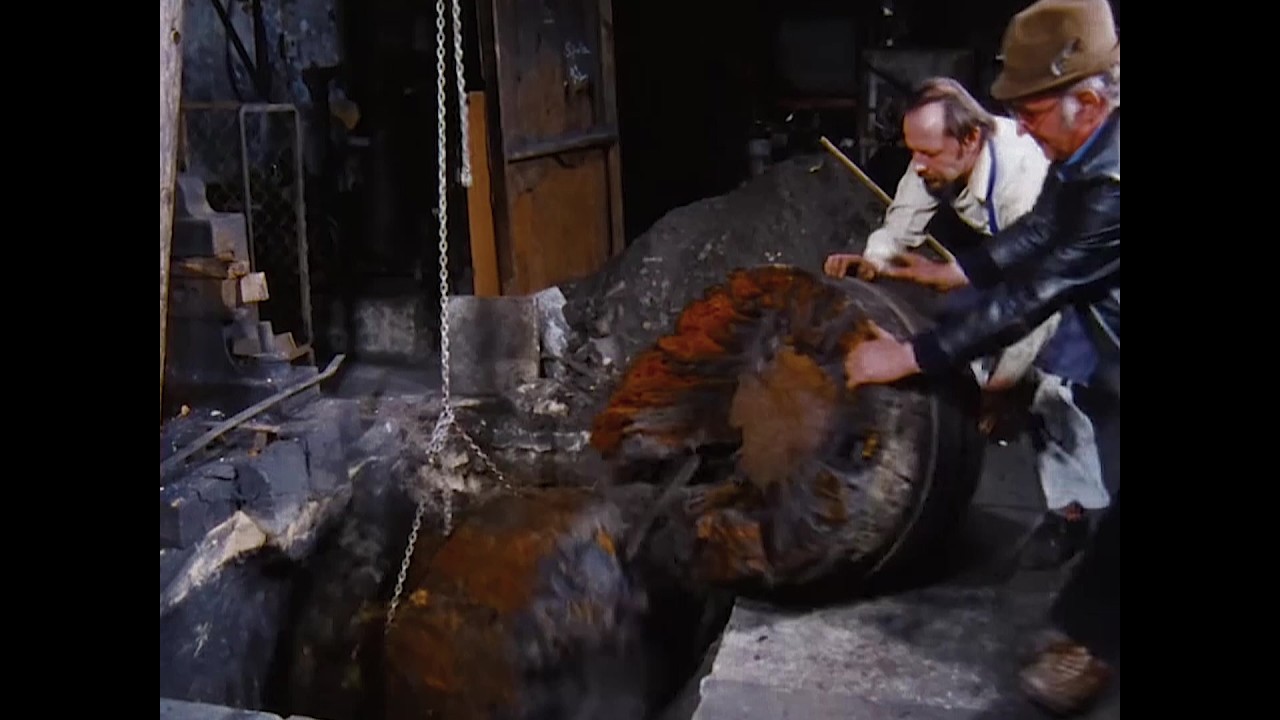 Hammerstocksetzen in der Sensenschmiede/Hammerstock setting in the scythe forge