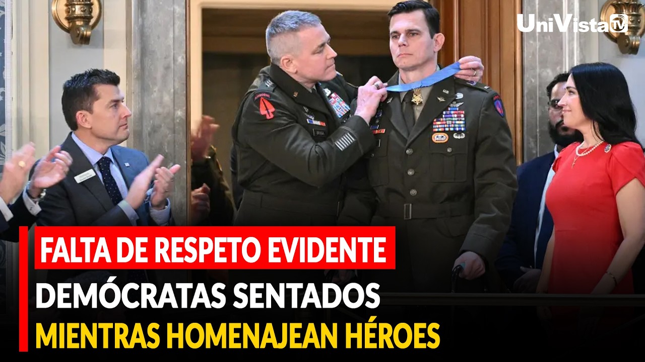 FALTA DE RESPETO EVIDENTE, DEMÓCRATAS SENTADOS MIENTRAS HOMENAJEAN HÉROES