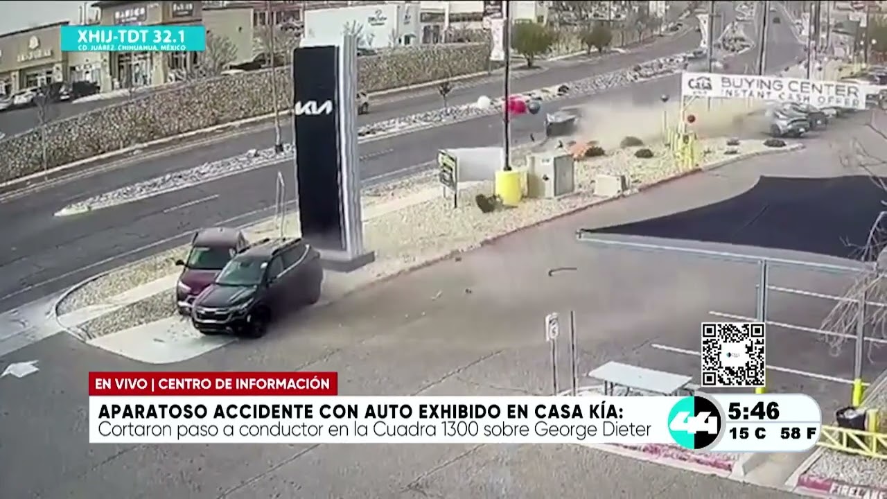 Aparatoso accidente con auto exhibido en casa kía