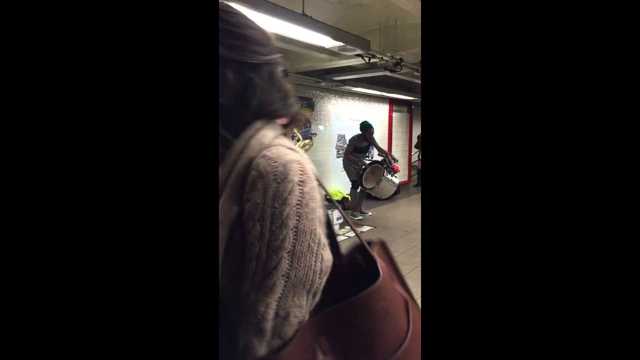 Incredibile show di un talentuoso in metropolitana
