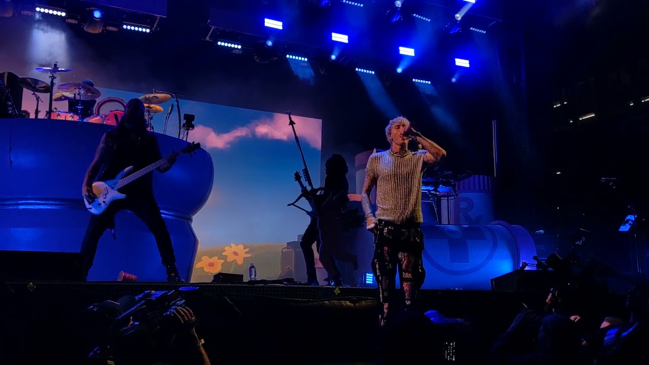 Machine Gun Kelly w/ Travis Barker - drunk face