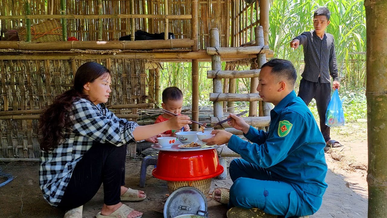 Tieu Ha's ex-husband unexpectedly arrives. The kind policeman helps a single mother clean up the mud