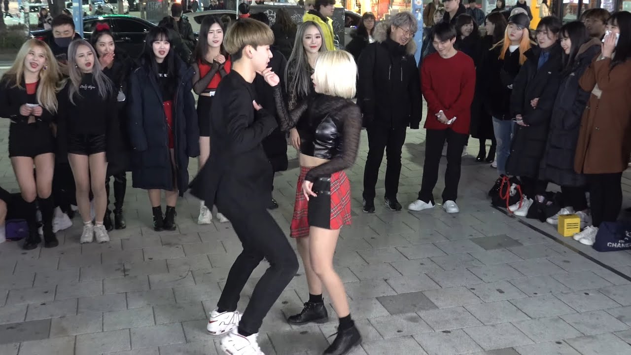 갑자기 들어와서 여자 유혹해버린 남학생 ㄷㄷ