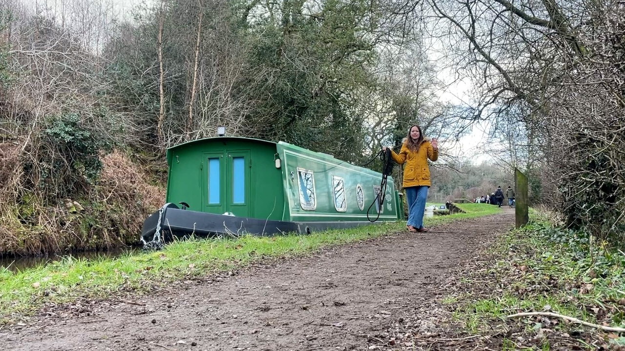 A peaceful winter narrowboat journey (Slow TV)