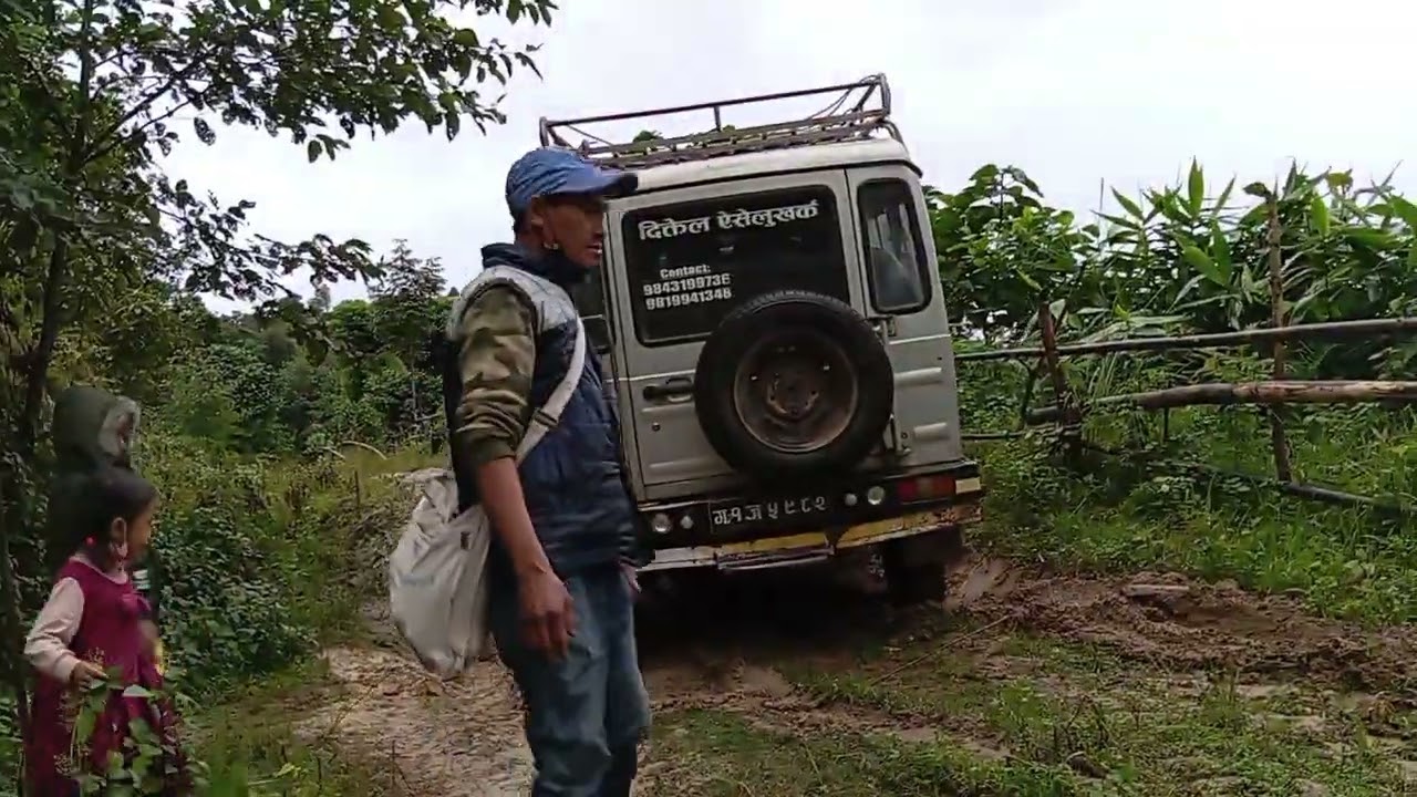 गाउँको बाटो झरी  परेर झन बाटो खतरा साढे 2 घन्टा लाएर फसेको गाडी निकालियो