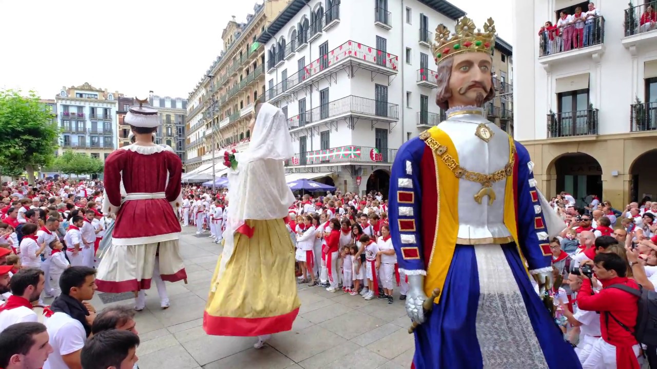 Gigantes de Pamplona. Iruñeko Erraldoiak. Pasacalles Plaza del Castillo. San Fermín.