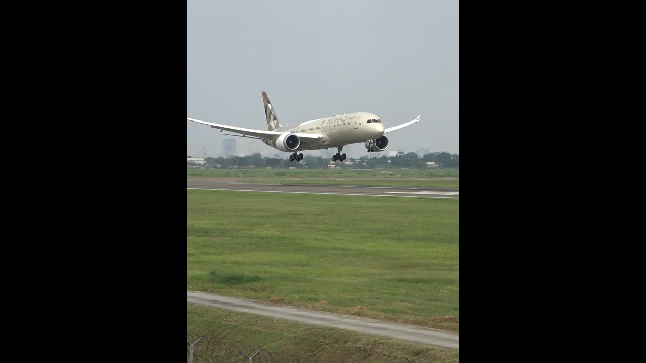 pesawat Boeing 787 Etihad Landing di Bandara Soekarno-Hatta Jakarta