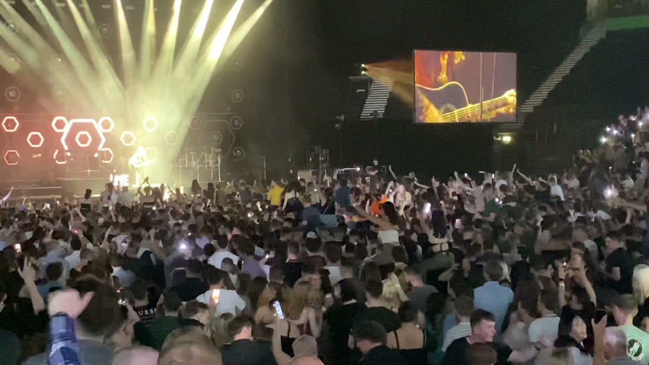 Blossoms My Favourite Room Live at Manchester Arena 18/9/21 with Oasis Half The World Away ending