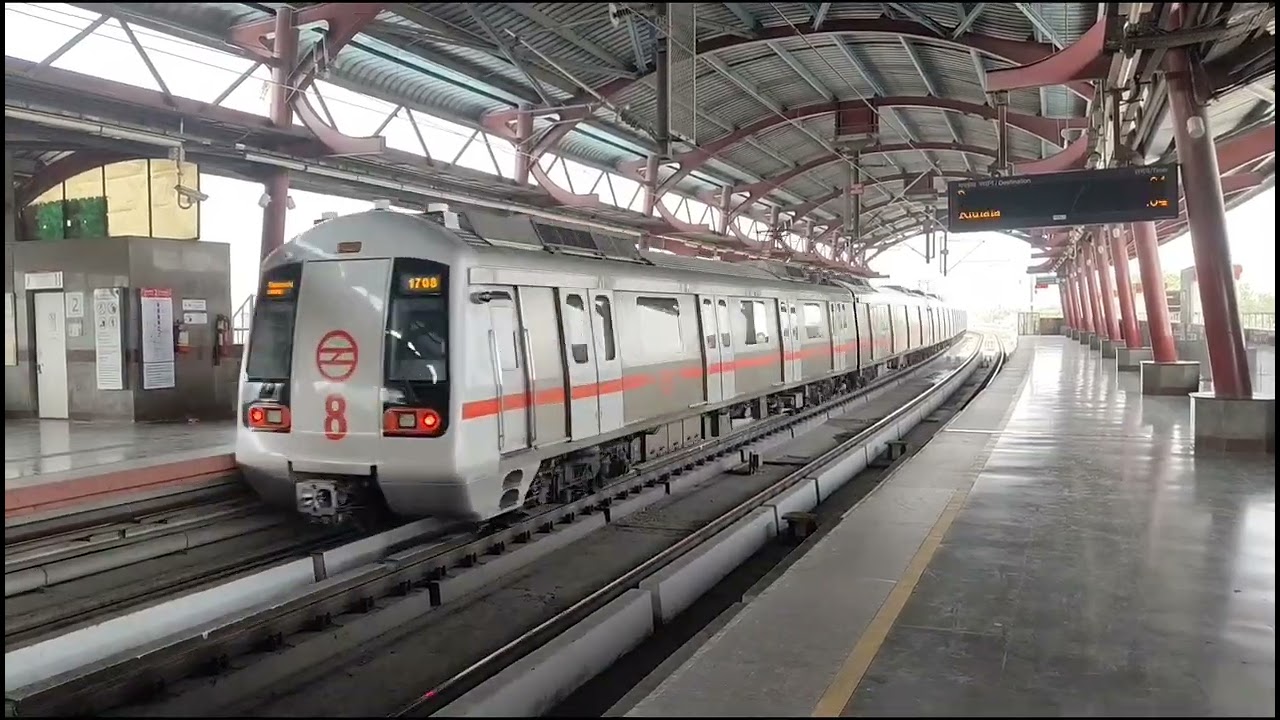 METRO TRAIN RUNNING#short #shorts #blogger #blog #vlog #vlogger#vlogging #delhi #metro #video#travel