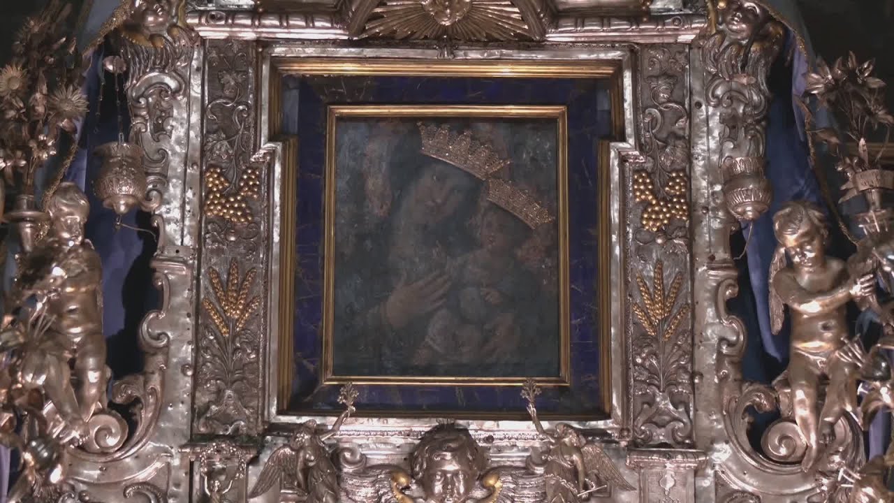 Si spalancano le porte, fedeli di corsa ai piedi della Madonna di Sovereto