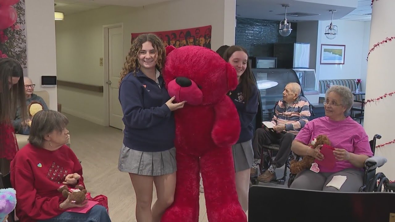 What's Right with Schools: High school students spread love at New Haven nursing home