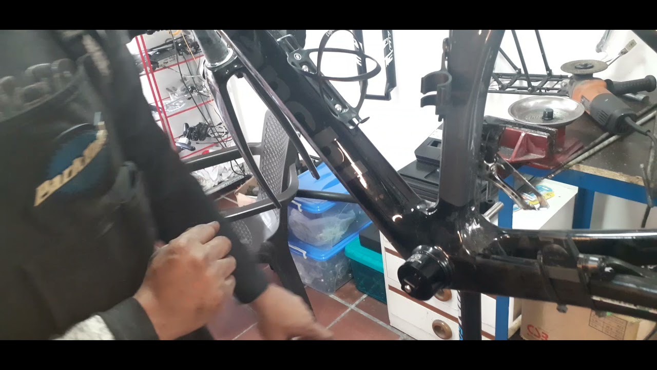 probando herramienta expecializada para extraer rodamientos press fit y hollowtech