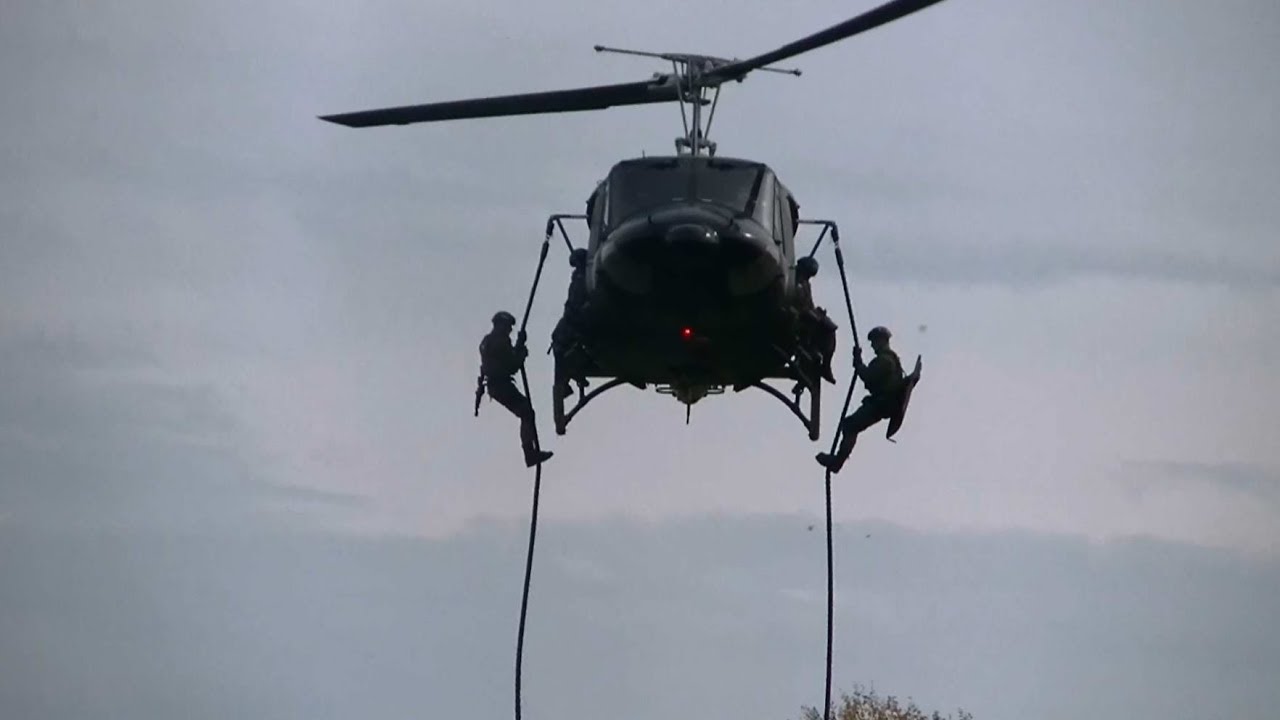 Pokazna vezba  Zandarmerije u Srem Mitrovici uz podrsku helikoptera