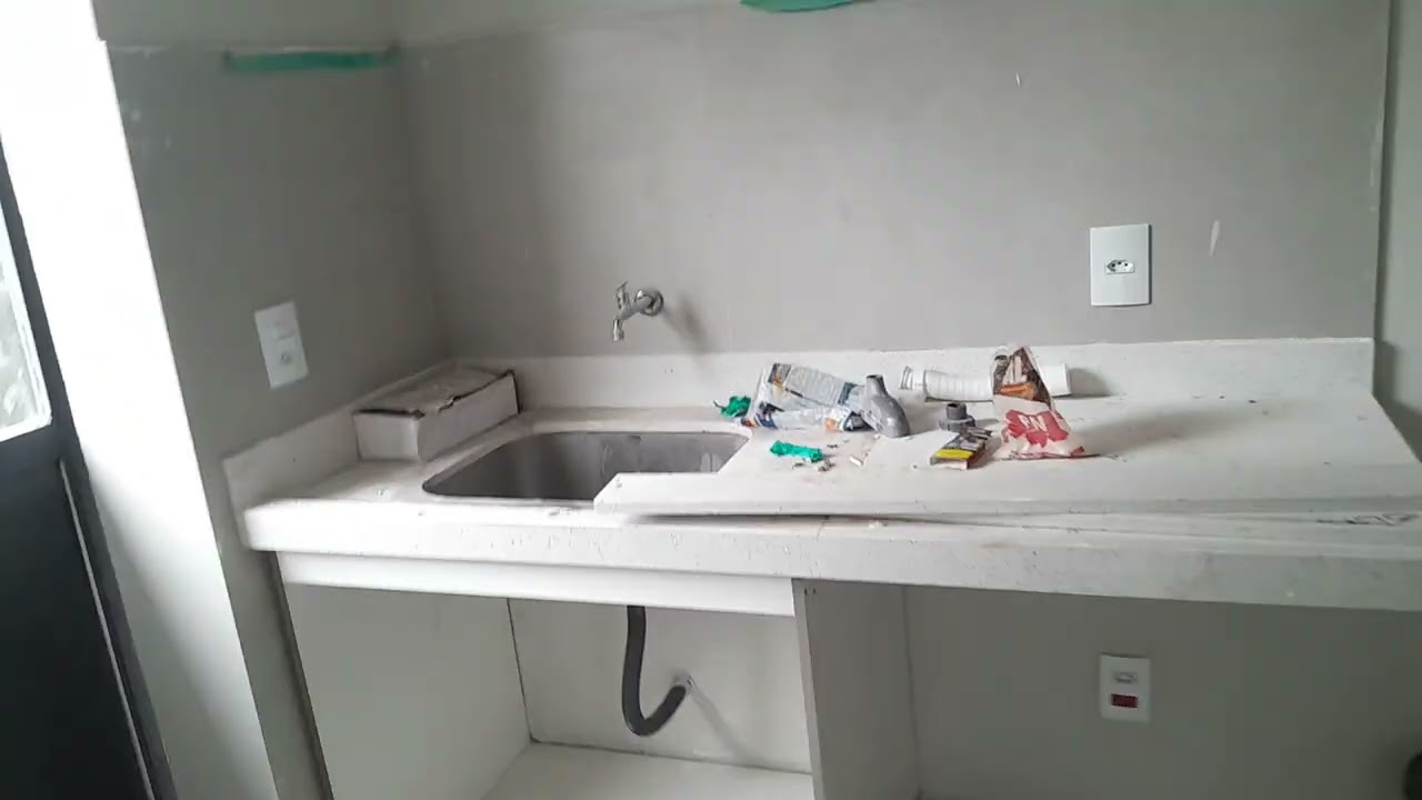 Pedreiro quebra perna na escada