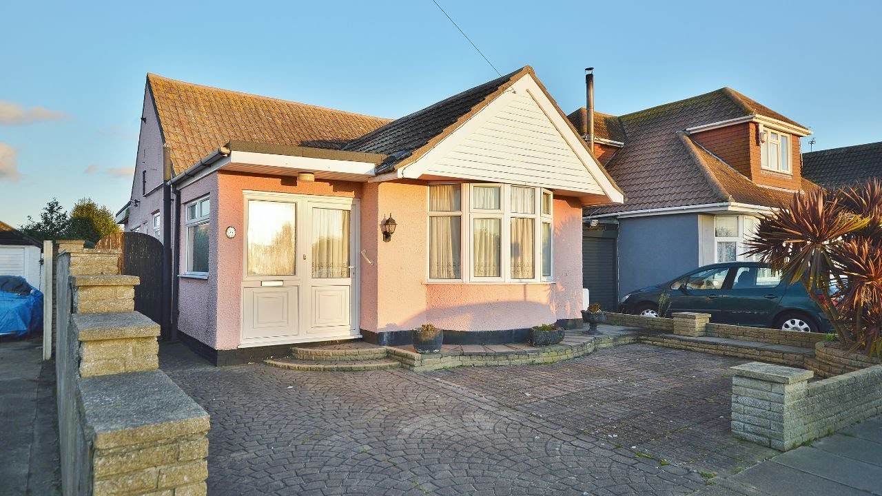 BIGGER THAN IT LOOKS & 125 METERS FROM THE SEAFRONT - Brighton Road, Holland on Sea, Essex