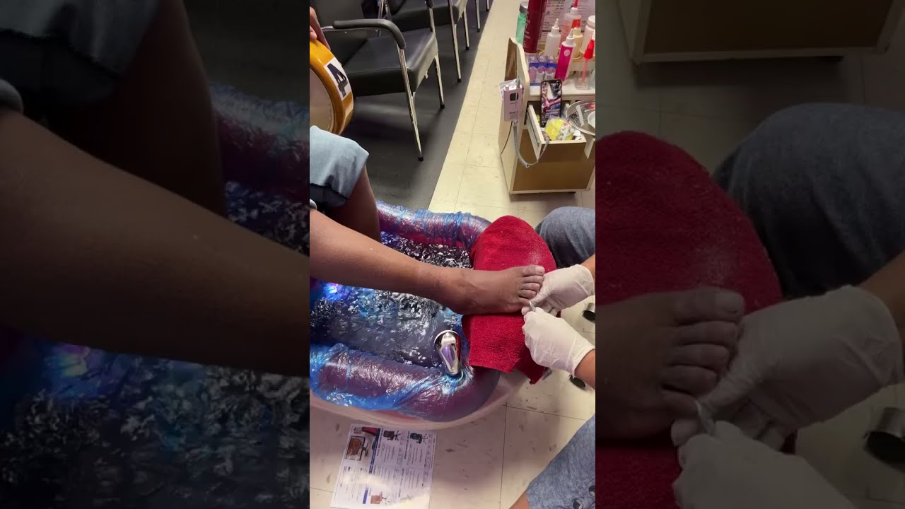 Customers choose to have pedicures for Valentine's Day. ❤️❤️🌹🌹