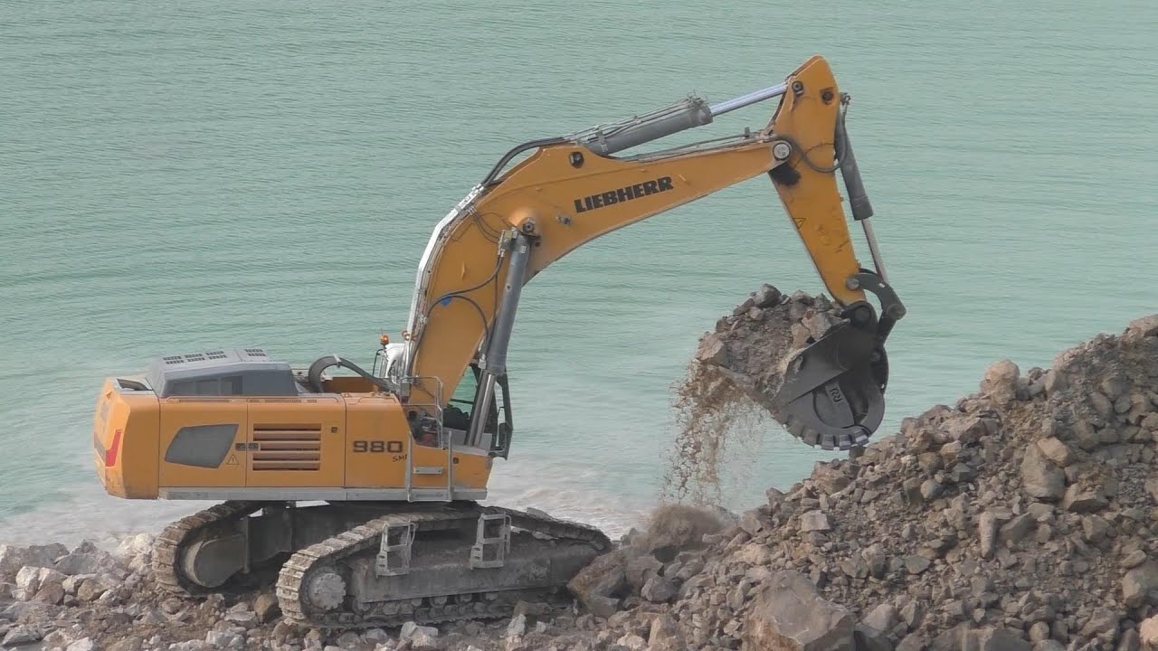 Liebherr R980 SME digging under water