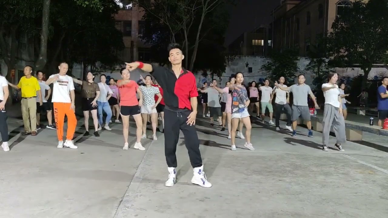 广场舞《邂逅》节奏带感舞姿潇洒，邀你一起舞动