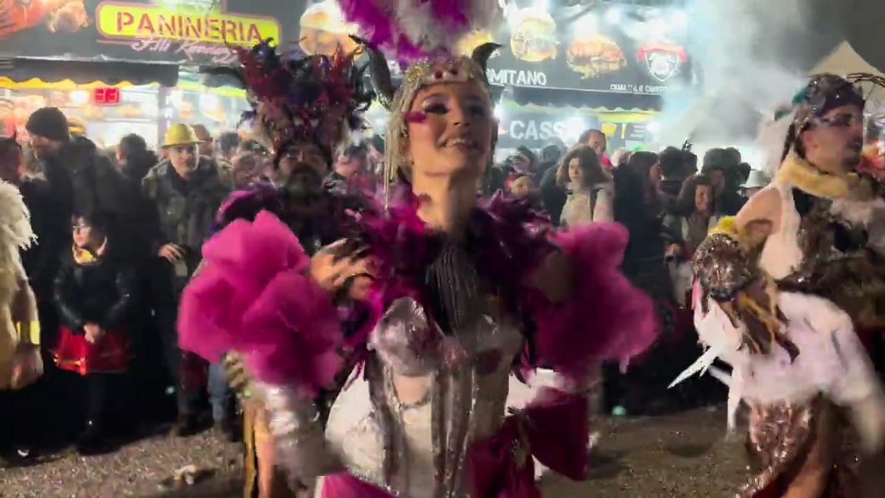 IL BALLO DEL GRUPPO MASCHERATO Carro allegorico 