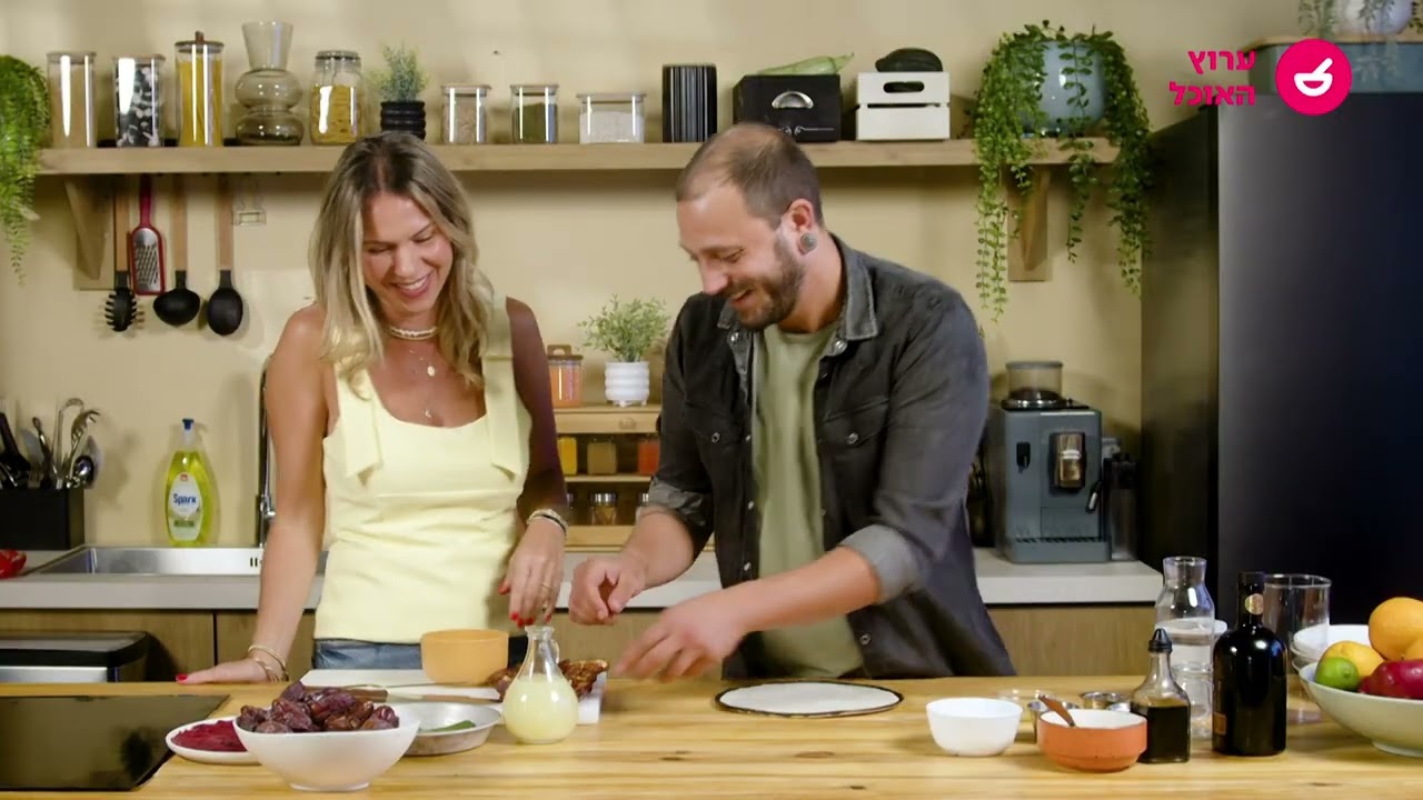 מתכון מרענן של שחר תמיר לקרפצ'ו טונה עם ויניגרט יוזו וגרעיני שומשום ותמרים