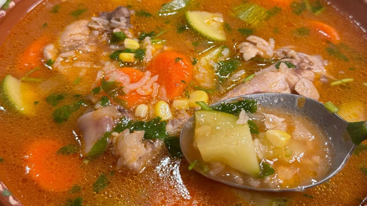 ⁣Cómo hacer un buen caldo de pollo entomatado con arroz y verduras.
