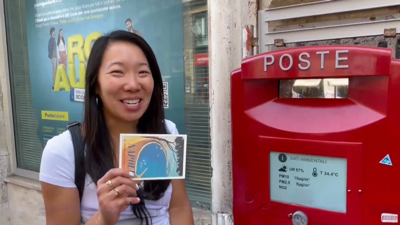 Clienti e turisti nell'Ufficio Postale di via Arenula nel cuore della Capitale