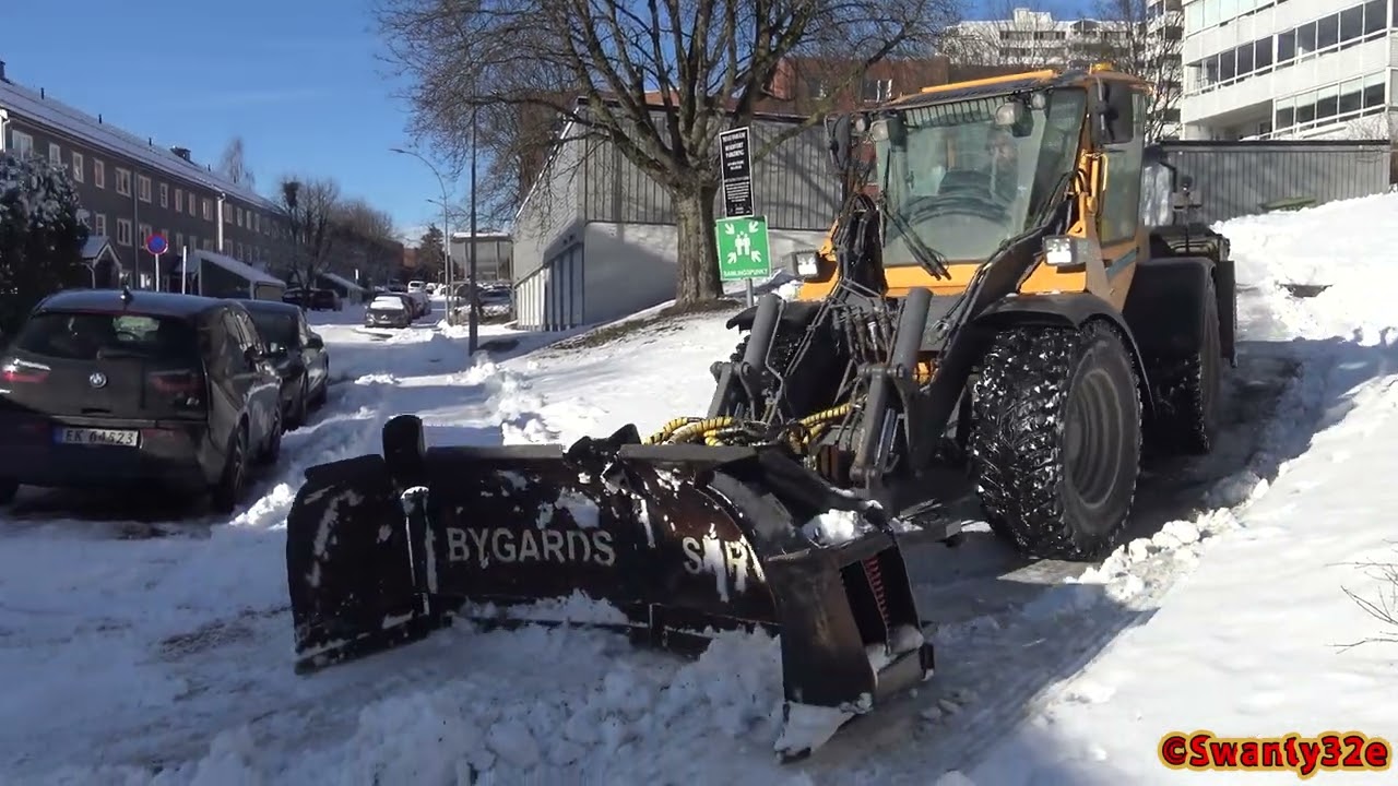 4K| Wille Plowing Snow From Garages