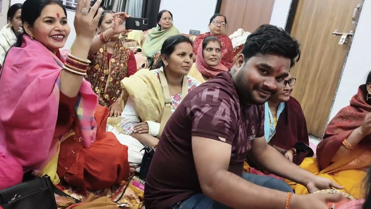 मैया को पल्लो लटके मैया को पल्लो लटके जरा सा तेदो होजा शेर मां का पल्लू लट