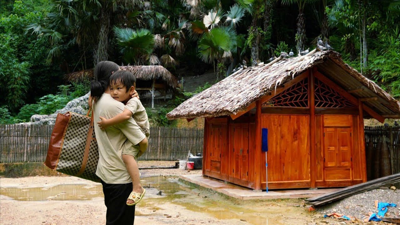 The Poor Mother Returns Home - Reunited With her Son After Months Of Separation.