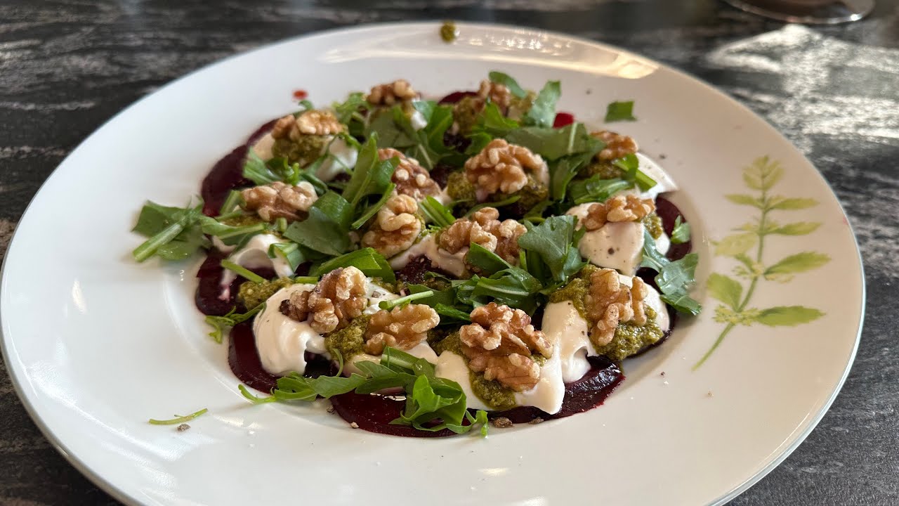 Traumhaftes Rote Bete Carpaccio mit Ziegenfrischkäse, Wallnüssen und Honig