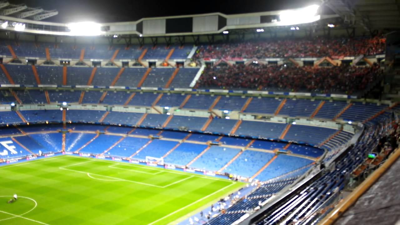 Real Madrid - Bayern München 240414, Bayern fans singing at an empty Bernabéu.