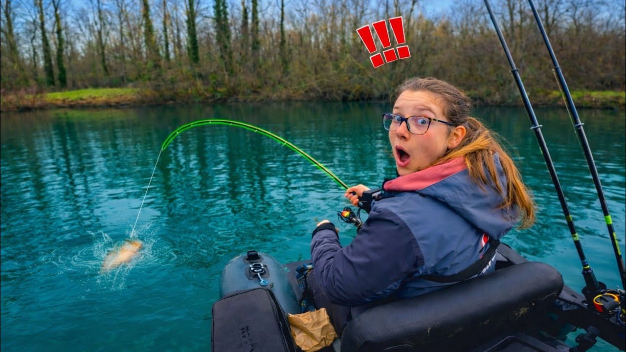 De gros poissons se cachent dans cet étang d'eau claire, vais-je réussir à en pêcher un ?