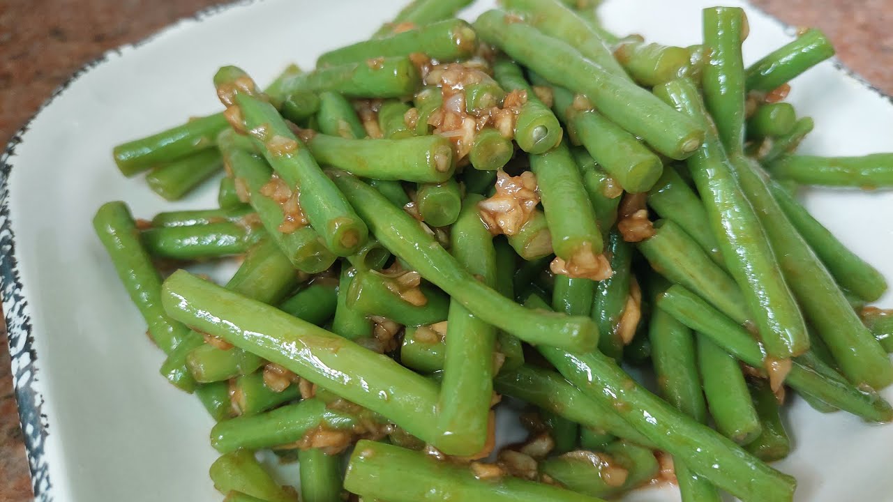 Masakan hongkong kacang panjang di masak bawang putih cincang warnanya tetep hijau @Liya menul