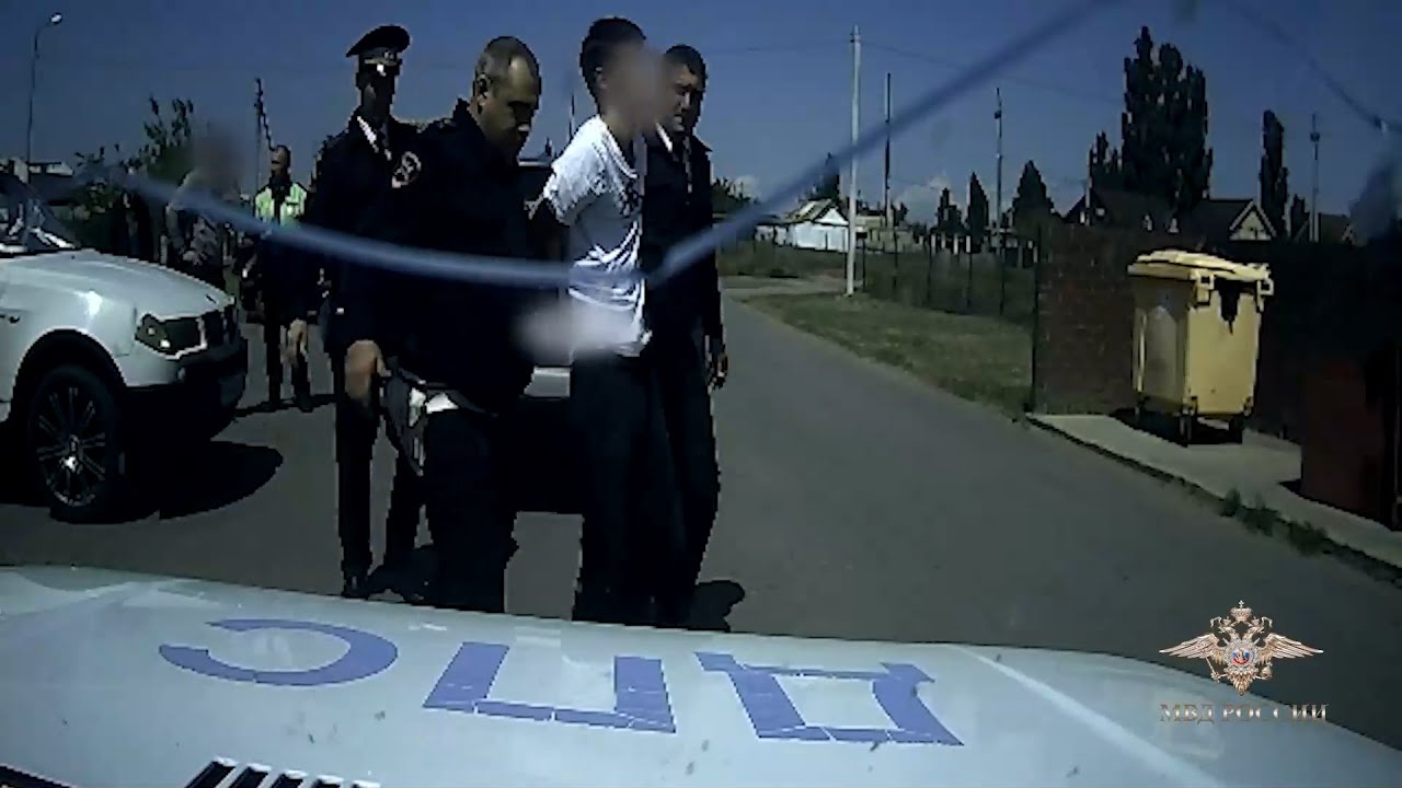 Под Волгоградом наркодилер во время погони выбросил полкило зелья из авто