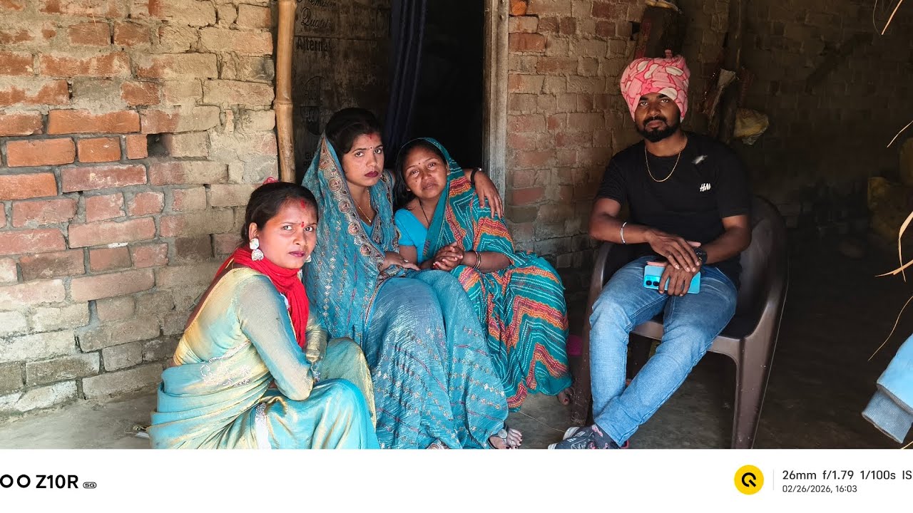 हम लोग आए हैं राजापुर कटरा गांव में आरती दीदी की आवाज चली गई है सांप काटने की वजह से Mansi Chauhan 