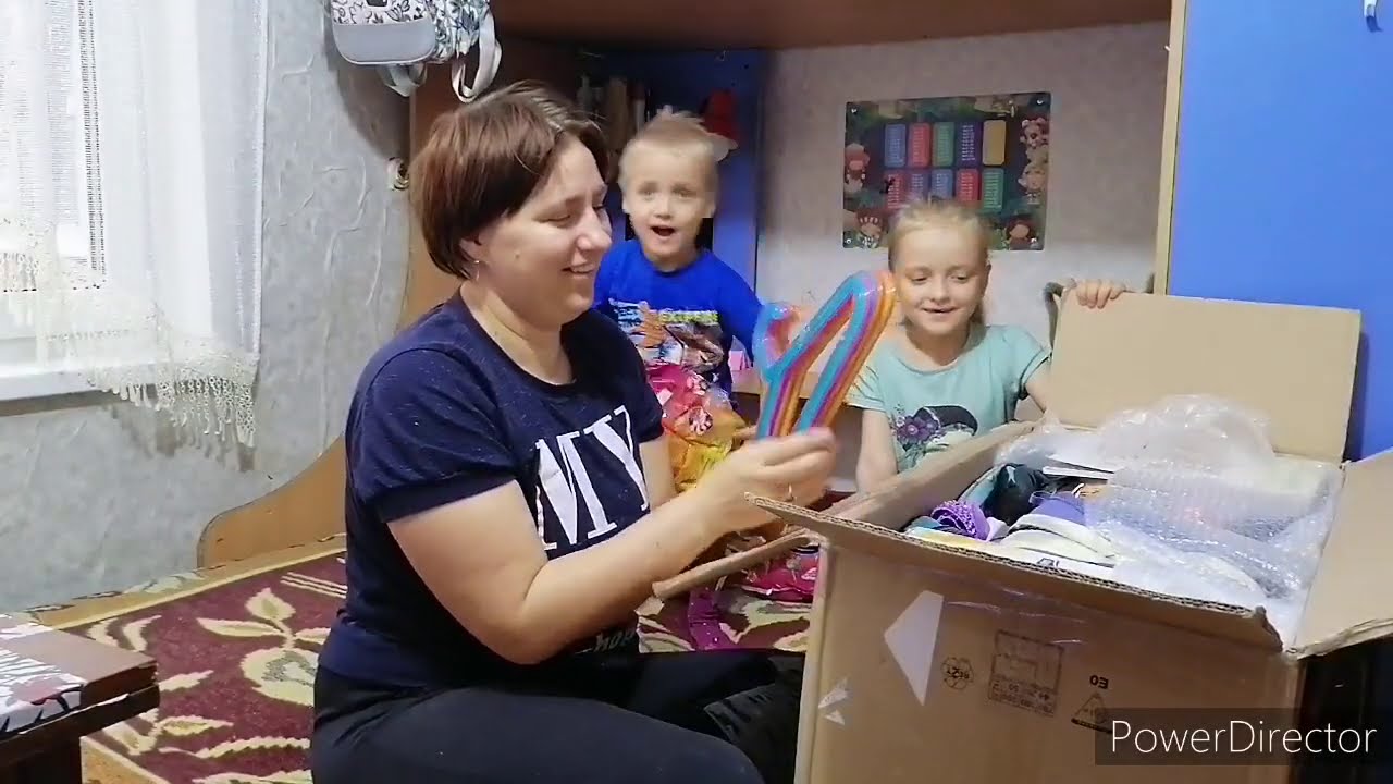 Огромная посылка из Германии, много радости детям.
