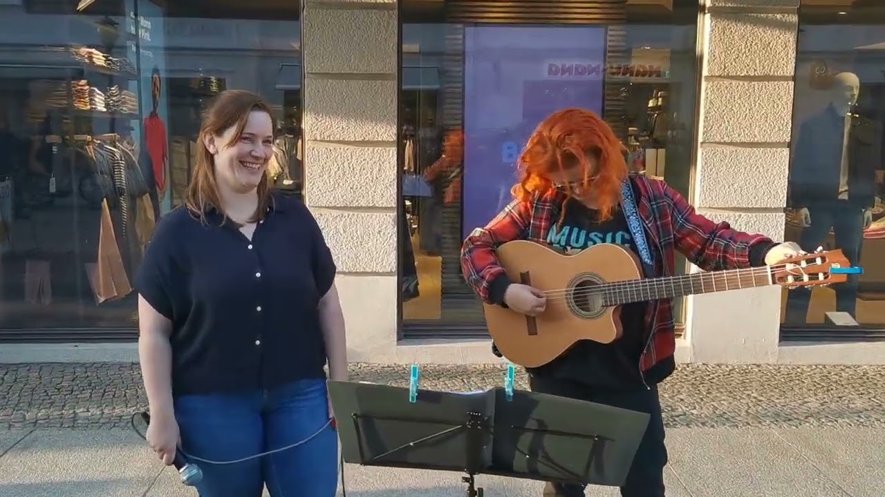 Amelie & Hania - live in Potsdam (spontaneous medley of songs)