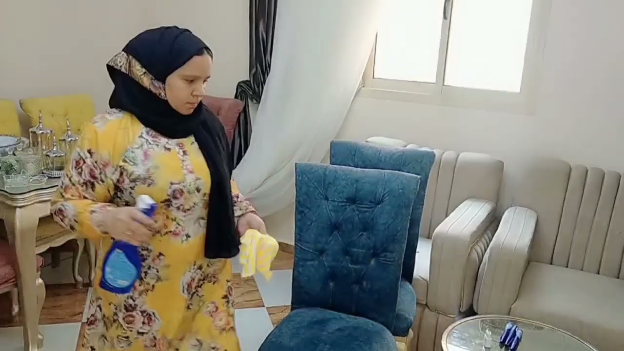 لو مكتئبه 😊 قومي اشتغلي بس شغل بدون مرتب 🤭