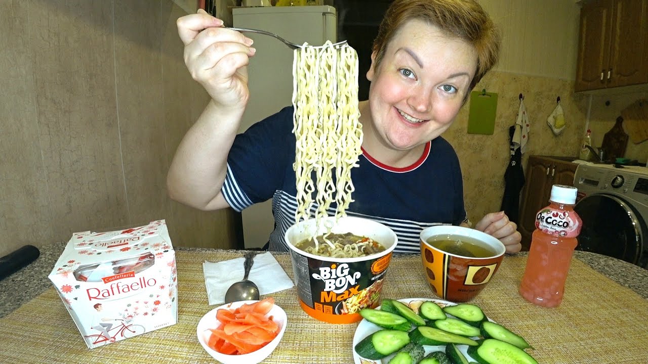 Мукбанг МЕГА ОСТРАЯ 😤🌶️ 🍝 лапша Биг Бон 🧄 имбирь 🥒 свежие огурчики ☕ чай с конфетами