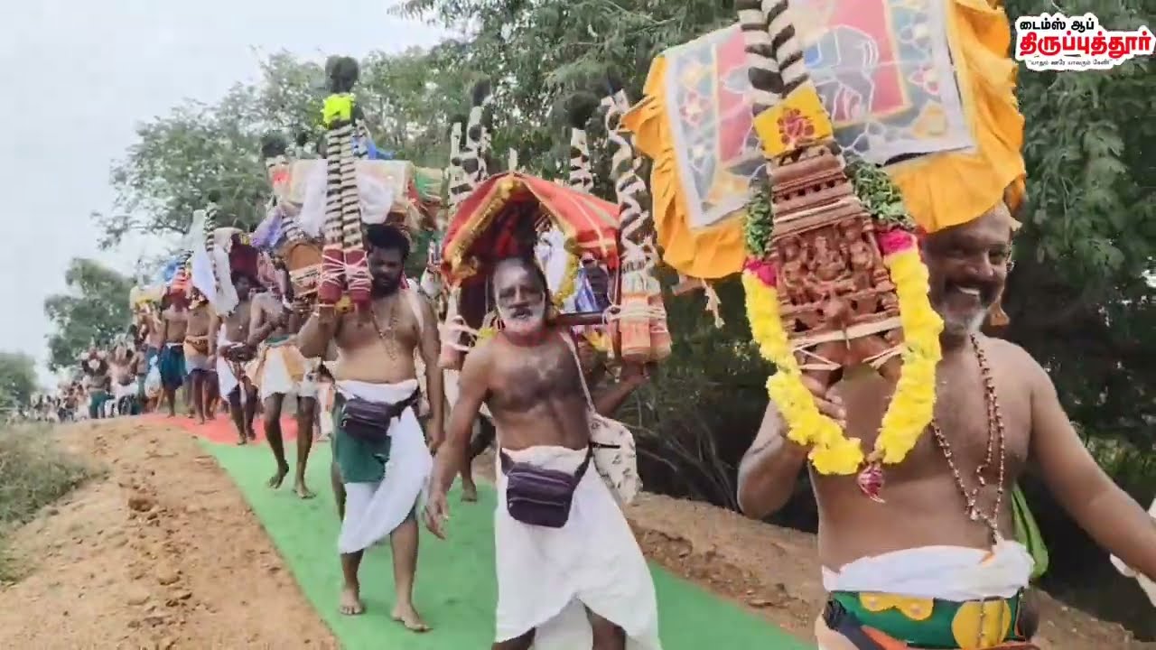 பழனிக்கு பாதயாத்திரை செல்லும் பக்தர்களுக்கு 6 கிலோமீட்டர்  சிவப்பு கம்பளம் விரித்து வரவேற்பு!